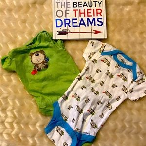 🎄🎄🎄🎄0-3 months Carters body suit